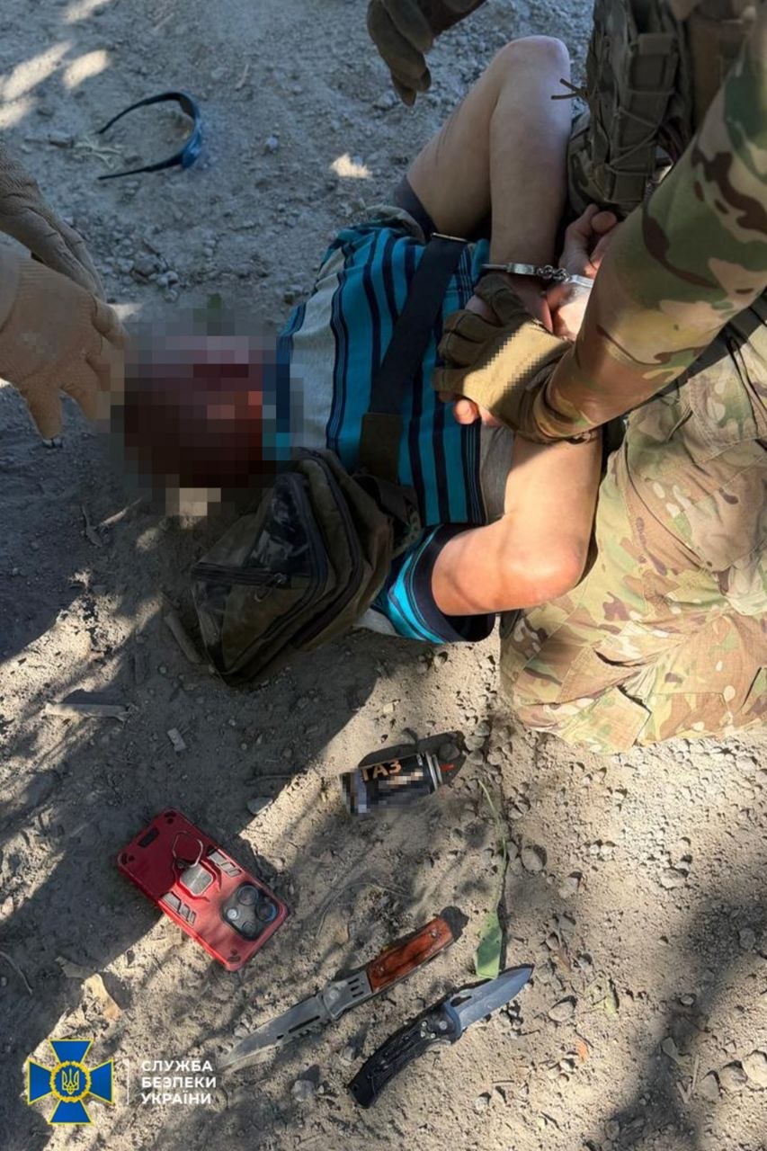 Під час затримання у чоловіка вилучили два мисливські ножі
