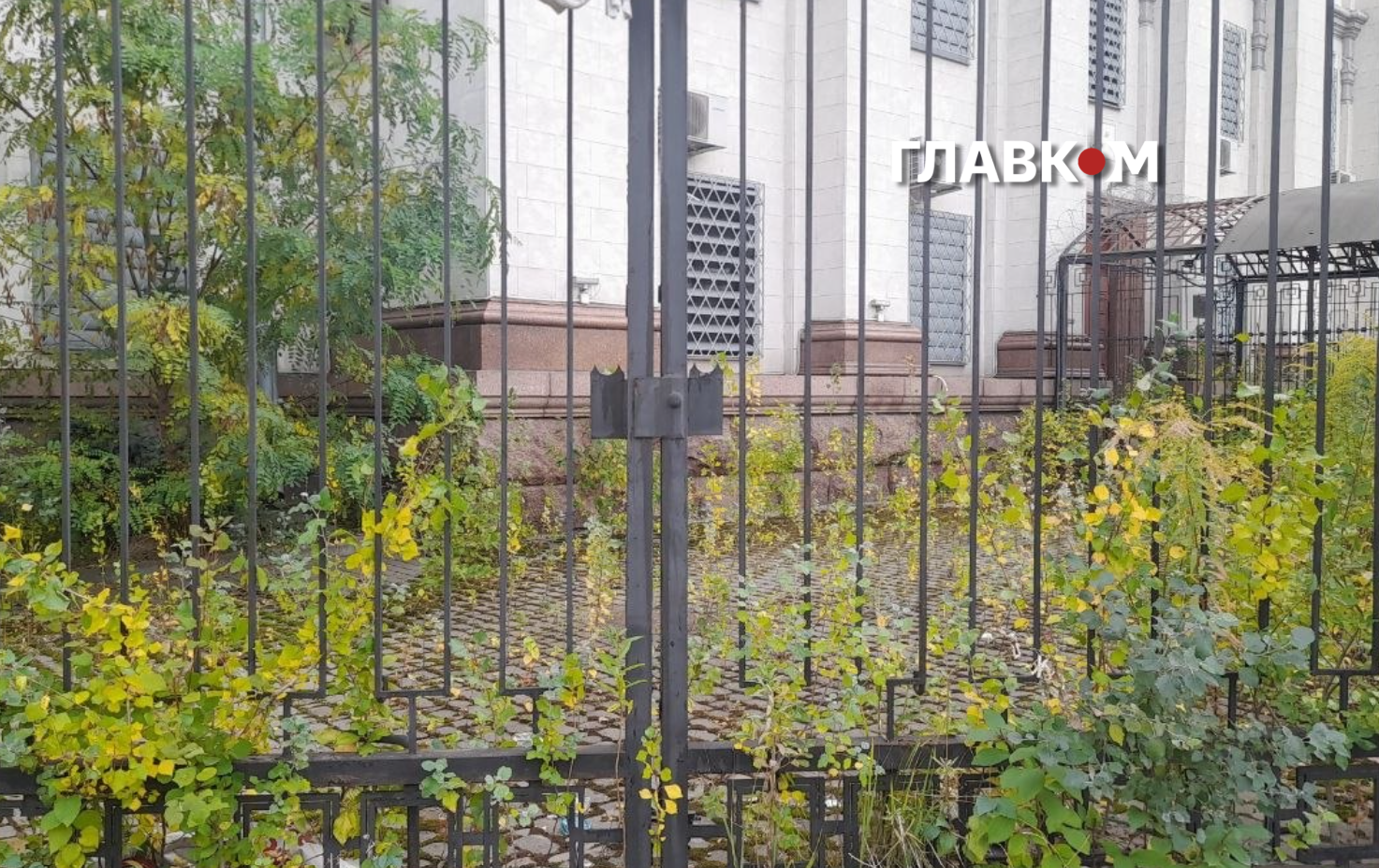 Російське посольство заростає кущами та деревами