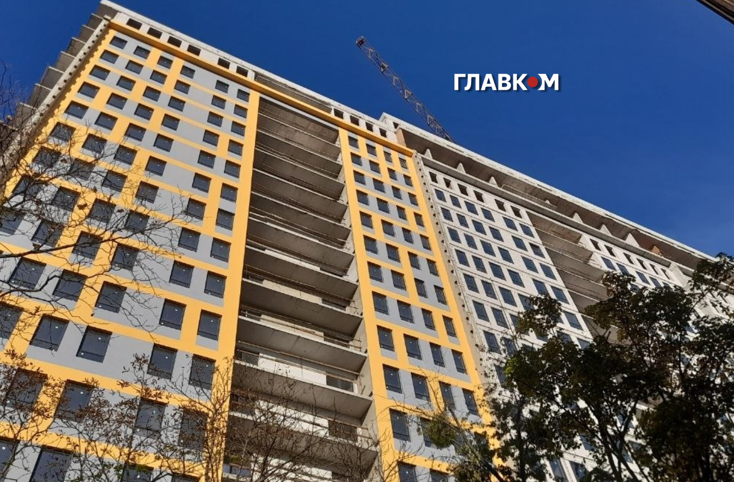 Фасад ЖК частково оздоблений, але балкони не мають огорож і скла