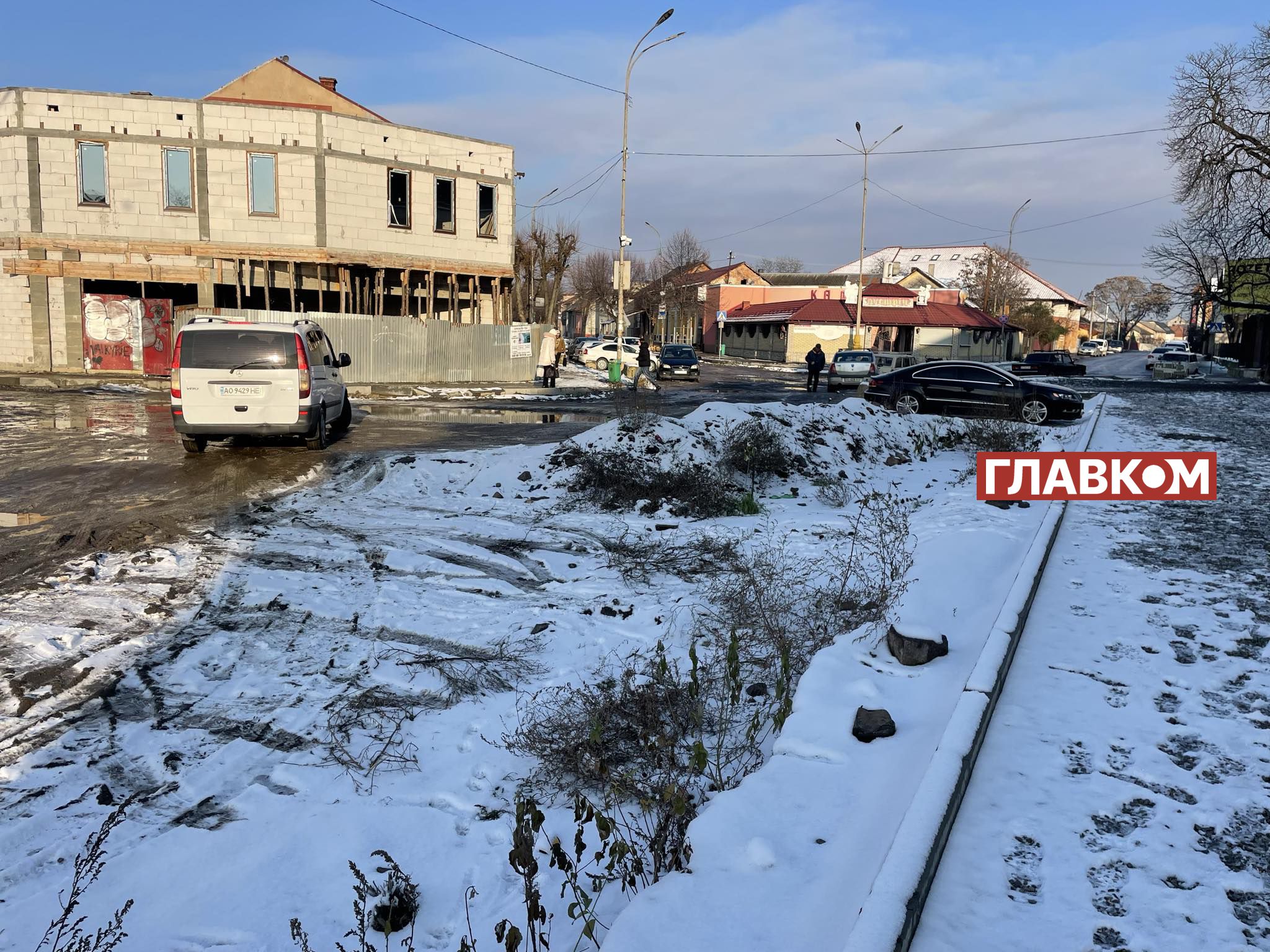 Жителі Мукачева скаржаться на занедбаний стан привокзальної площі