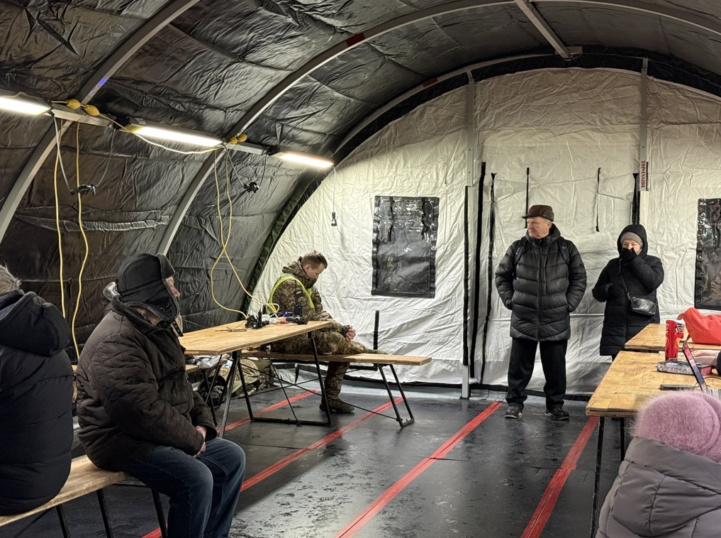 На Троєщині встановили два великих наметових містечка