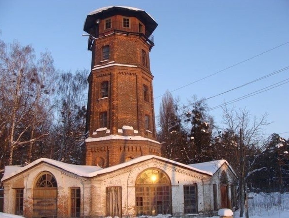 На фото водонапірна башта у парку Терещенка