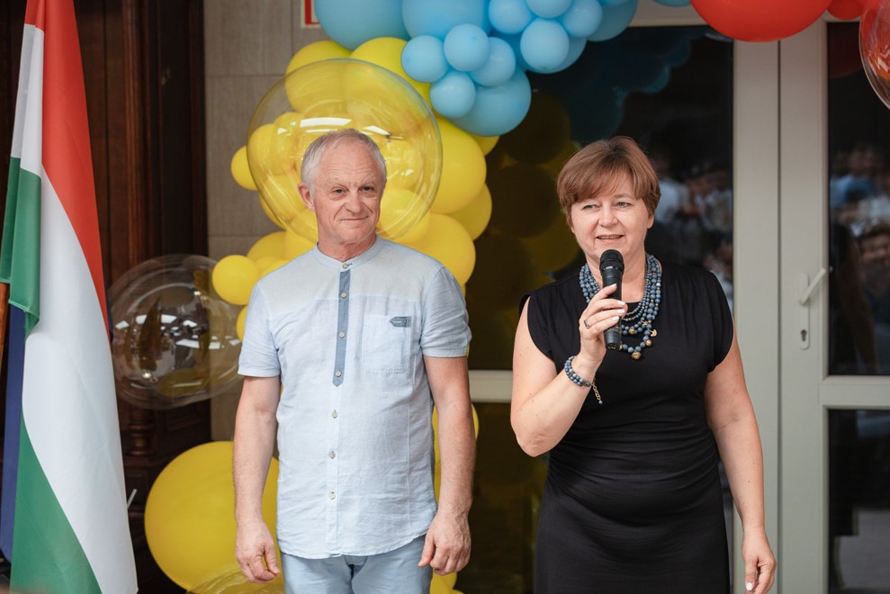 Олена та Сергій Бескоровайні в українській школі в Будапешті