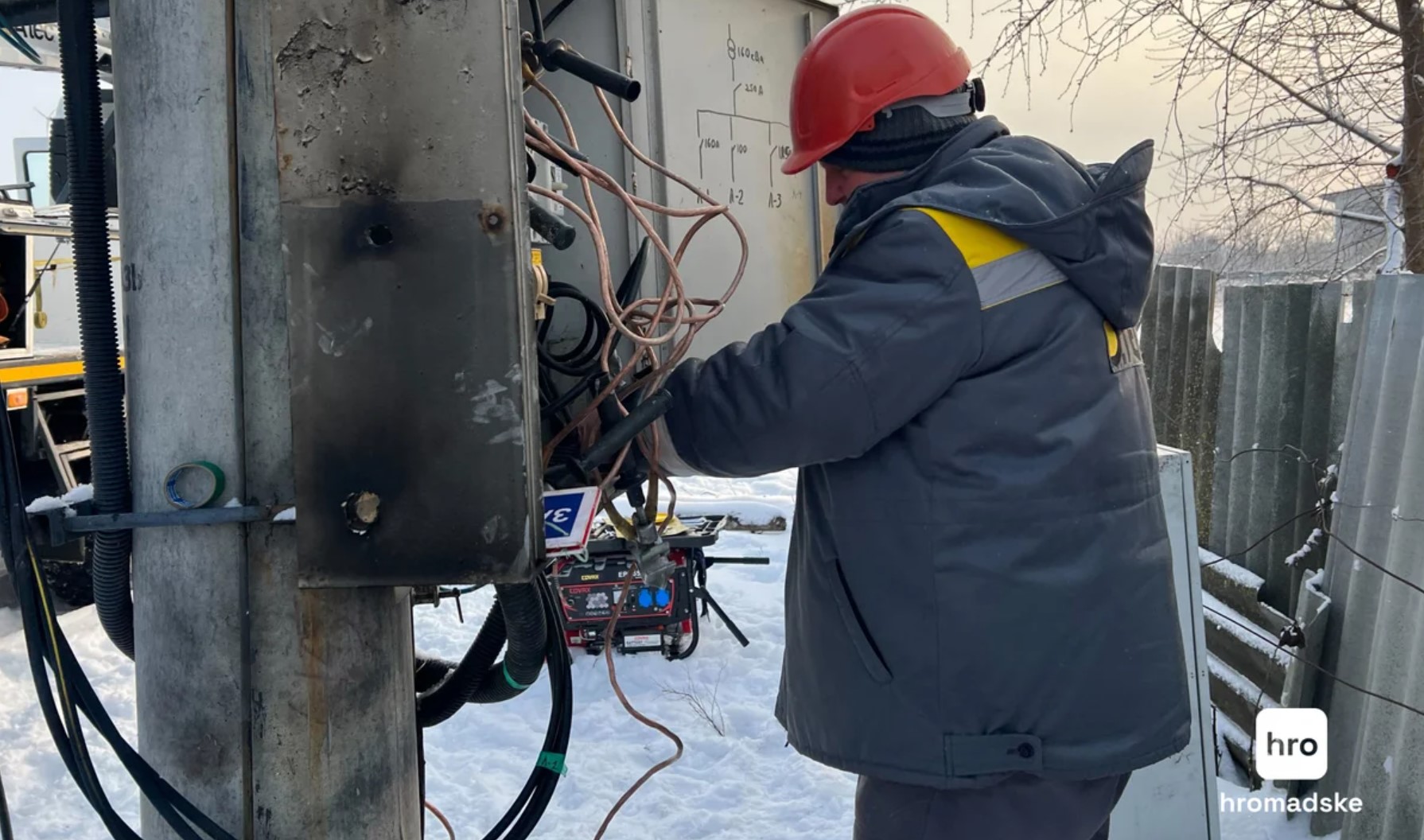 «Працюємо подекуди до першої ночі». Енергетики ДТЕК показали, як рятують Київ та область після обстрілів фото 1