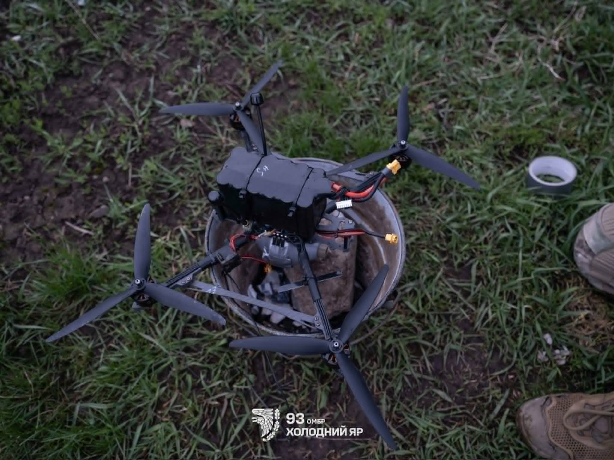 Бійці Black Raven використовують комплексний підхід: радіокеровані FPV, оптоволоконні дрони, легкі й важкі бомбери – кожен під свою задачу