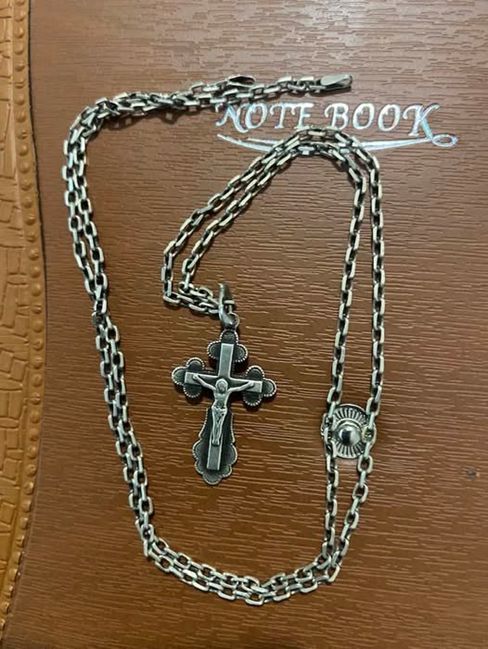 Цей срібний хрестик у Дмитра відібрали росіяни. Повернувся ж він до нього несподіваним та таємничим чином