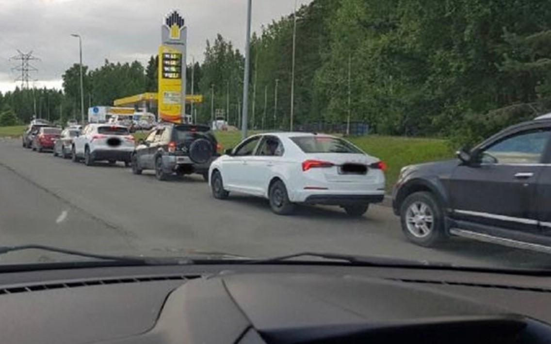 Росіяни тепер стоять в гігантських чергах на заправках