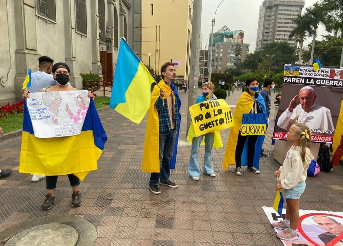 Українці в Лімі протестують проти російської агресії