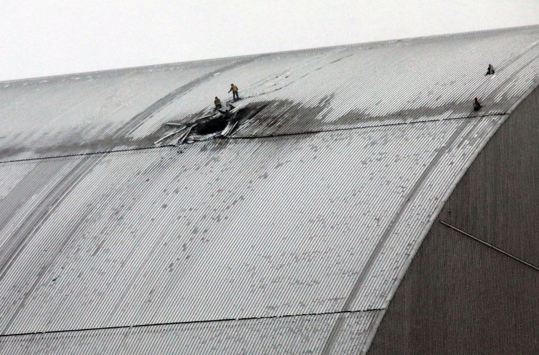Пошкодження, яке російський дрон залишив у конфайнменті Чорнобильської АЕС у лютому 2025 року