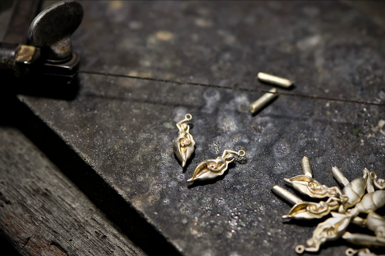 Від ескізу до вітрини: як народжуються трендові сережки, що підкорюють наші серця фото 1