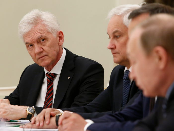 Российский магнат Геннадий Тимченко (слева) принимает участие во встрече Путина с французскими бизнесменами. AP Фото