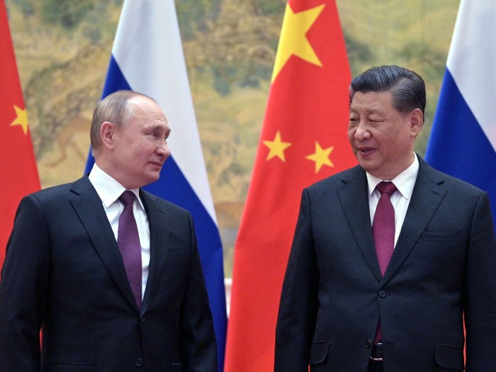 Путин и китайский лидер Си Цзиньпин позируют во время встречи в Пекине в феврале этого года. Фото АФП