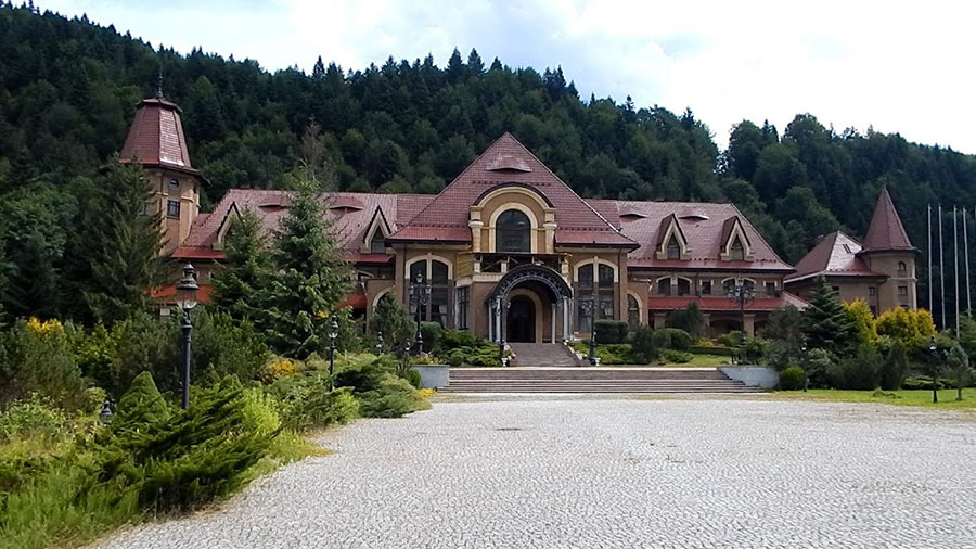 Державна резиденція президента України «Синьогора» розміщена поруч з приватним пансіонатом «Гута»