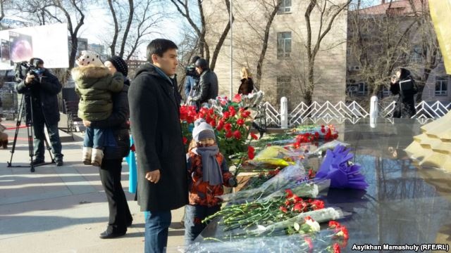 Церемонии возложения цветов в память о Декабрьских событиях 1986 года. Казахстан, Алматы, 17 декабря 2015 года