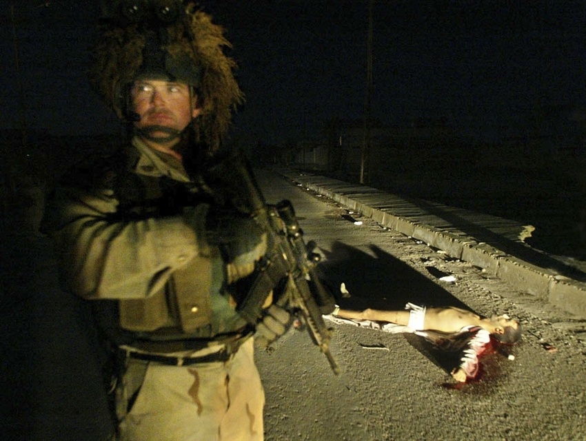Фото: Єфрем Лукацький. Ірак. Багдад 2003 рік. Американський військовий та вбитий бойовик