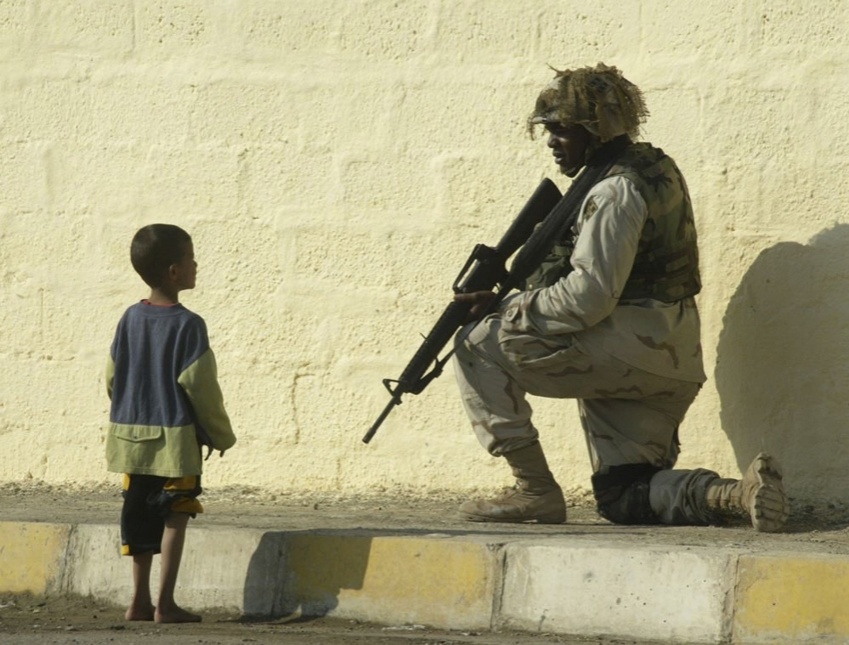 Фото: Єфрем Лукацький. Ірак. Американський солдат патрулює вулиці