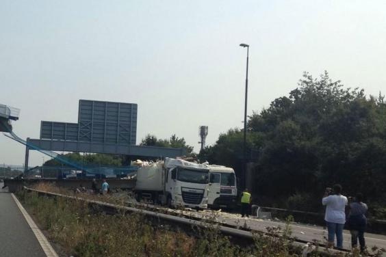 В Британії міст впав на дорогу