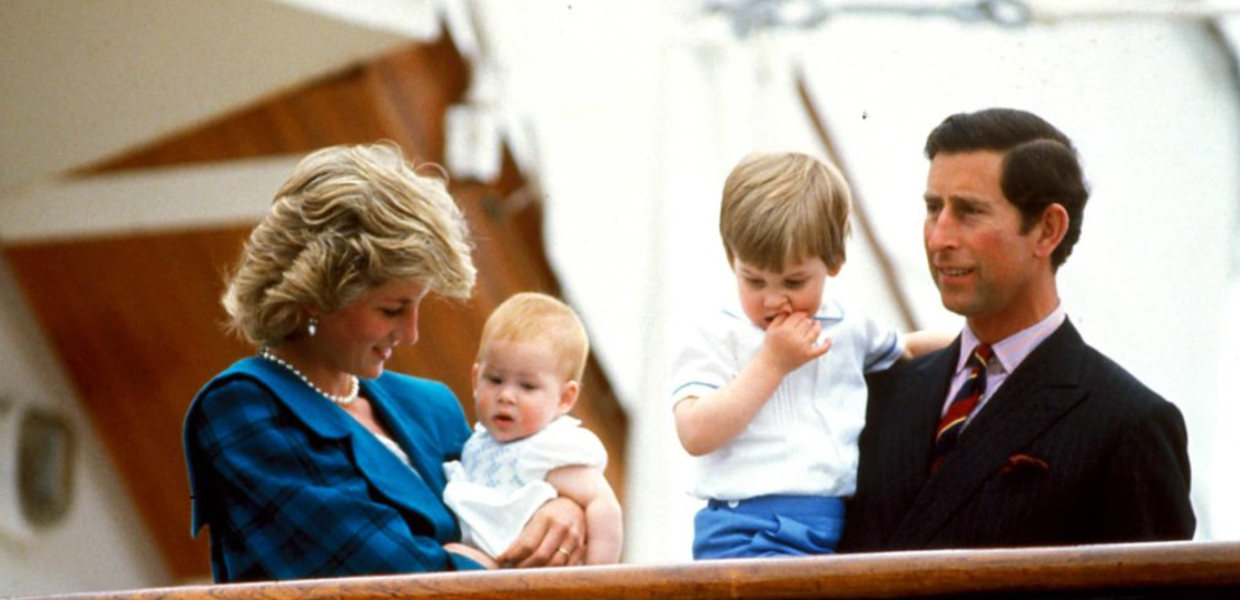 Принцесса Диана и принц Чарльз вместе с детьми - принцами Уильямом и Гарри