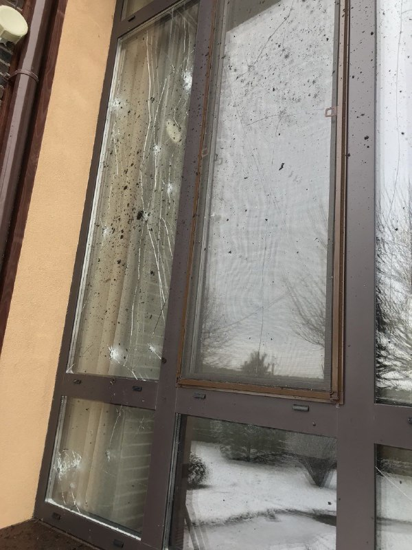 Сліди від осколків на будинку Віктора Мазура після нападу