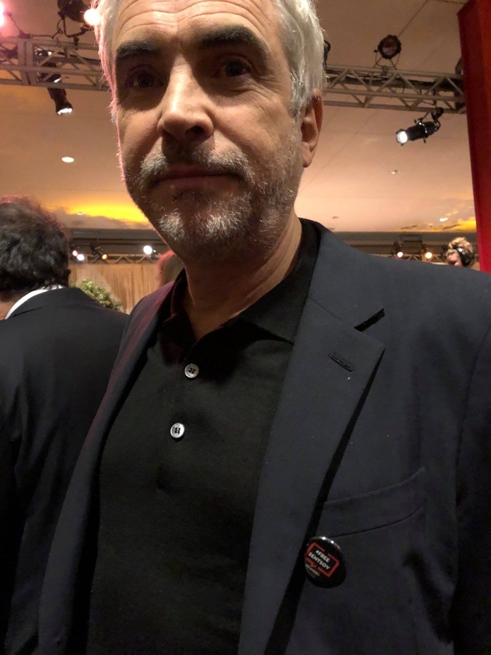 Альфонсо Куарон сфотографувався у піджаку зі значком, де написано FreeSentsov