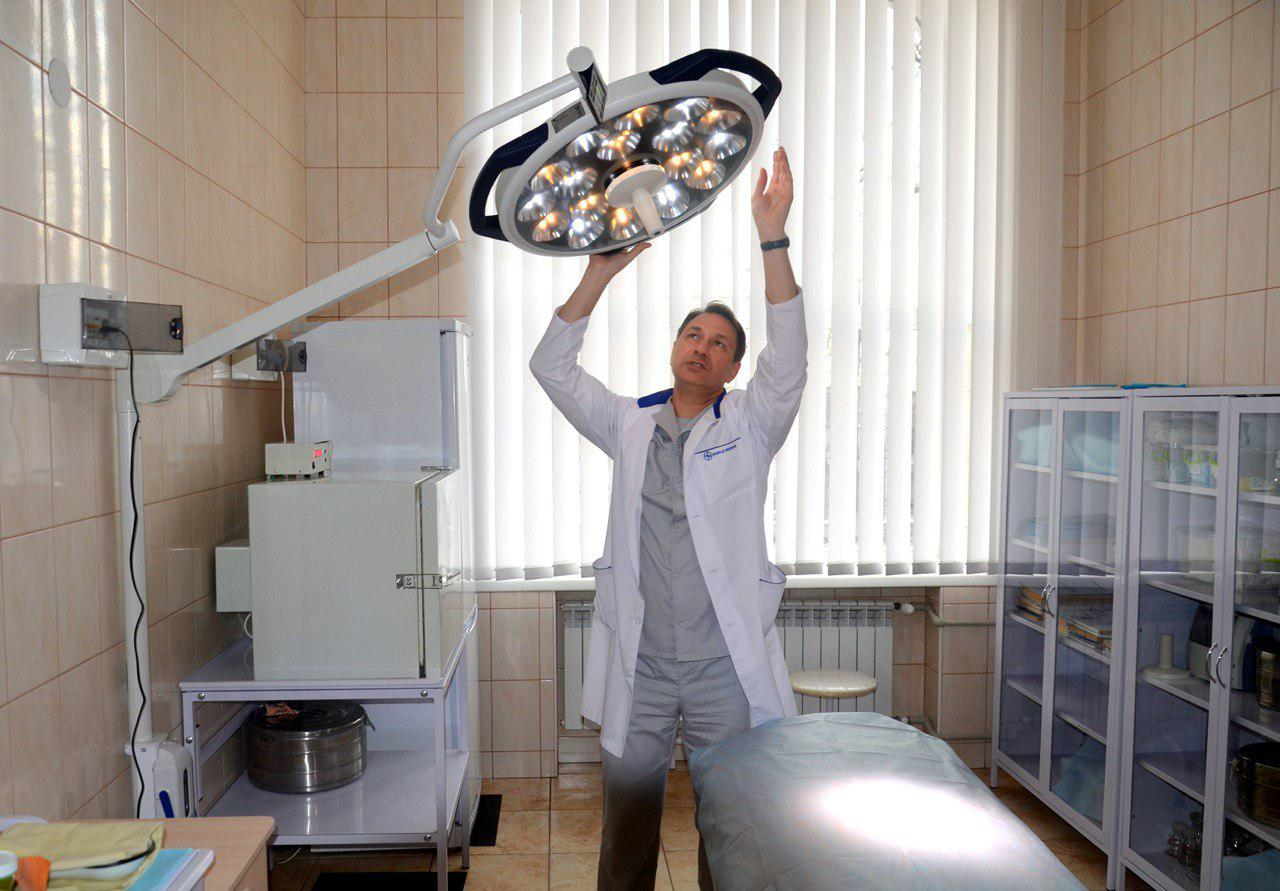 Нейрохірург Олександр Пизін налаштовує нове обладнання