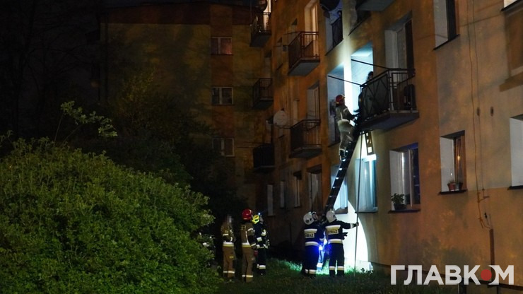 Рятувальники у Польщі визволяють двох чоловіків з балкону