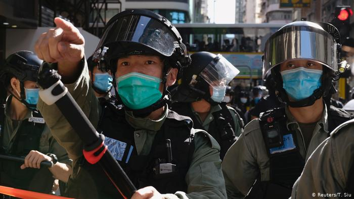 Поліція Гонконгу наказує мітингарям розійтися. 28 червня 2020 року
