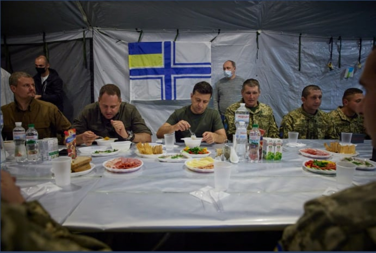 «Скандальный» обед президента с военными во время посещения Донбасса в октябре (фото Офиса президента)
