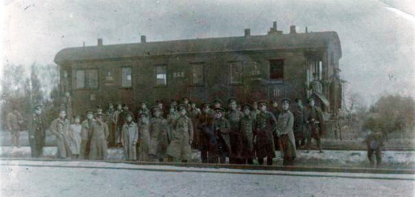 Студенты на станции Круты, фото незадолго до боя