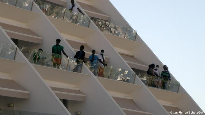 Деяких мігрантів розселили у готелях на островах