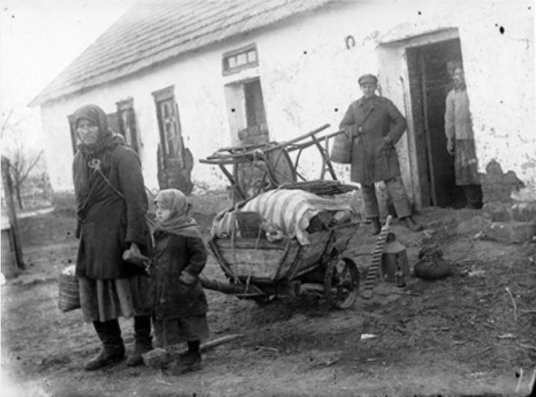 Розкуркулена сім'я біля свого колишнього будинку в селі Удачне Донецької області. 30-ті роки