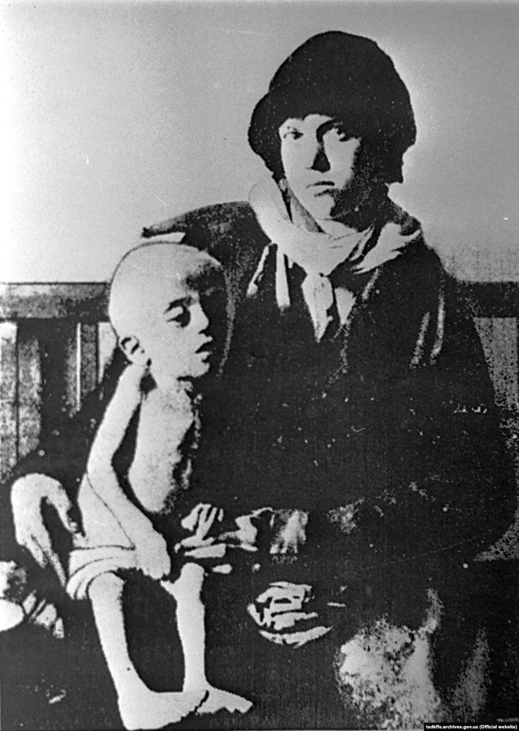 Жінка з дитиною, виснаженою голодом. Місце і дата зйомки: УССР, 1932-1933 рр