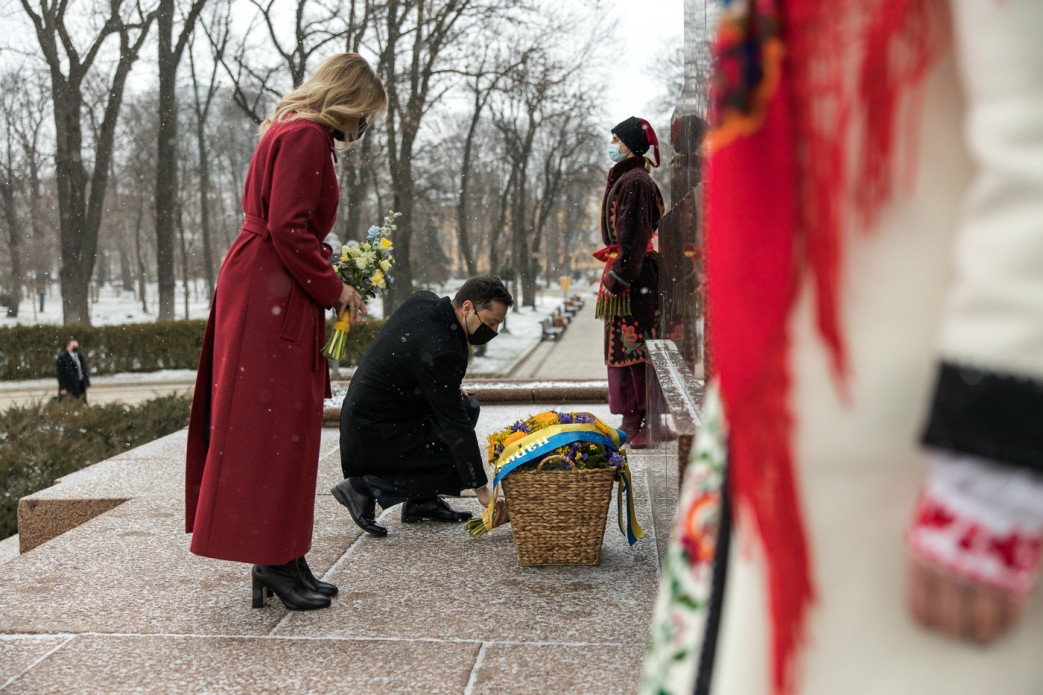 Зеленские возложили цветы к памятнику Кобзарю в Киеве/Фото: Офис президента