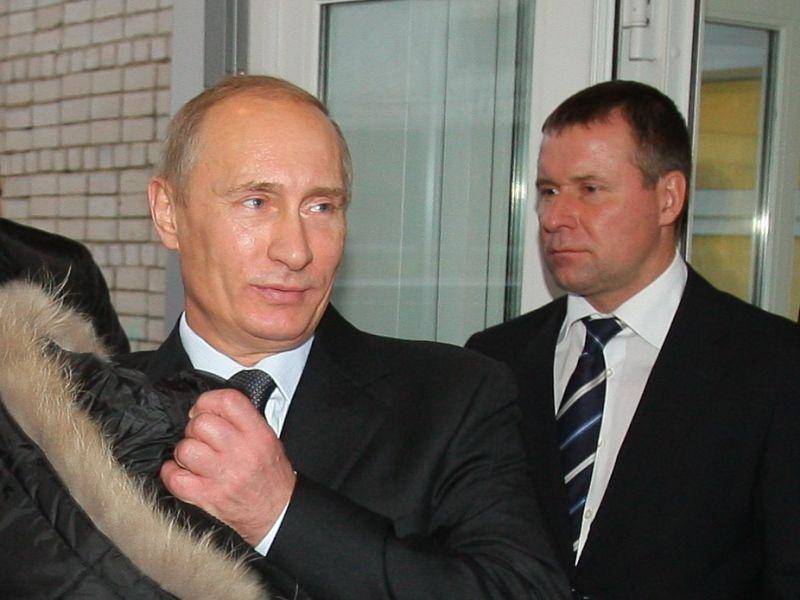 Владимир Путин во время визита в Иваново, 2010 год. Позади – Евгений Зиничев. Фото: tass.ru