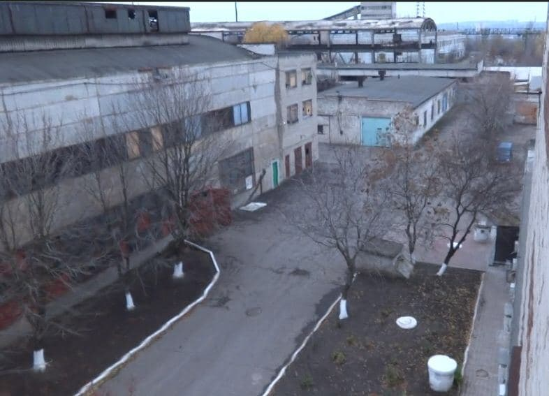Территория бывшего завода «Изоляция», где работает подпольная тюрьма/Фото с Telegram-канала «Донецкий тракторист»