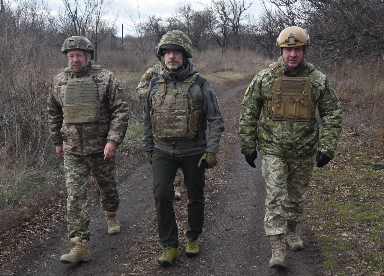Как сообщает Министр обороны Украины Алексей Резников, вместе с морским контингентом РФ удерживает на временно оккупированных территориях Украины и вдоль границ 140 тыс. своих военных. 11 из 72 батальонно-тактических групп находятся в Беларуси