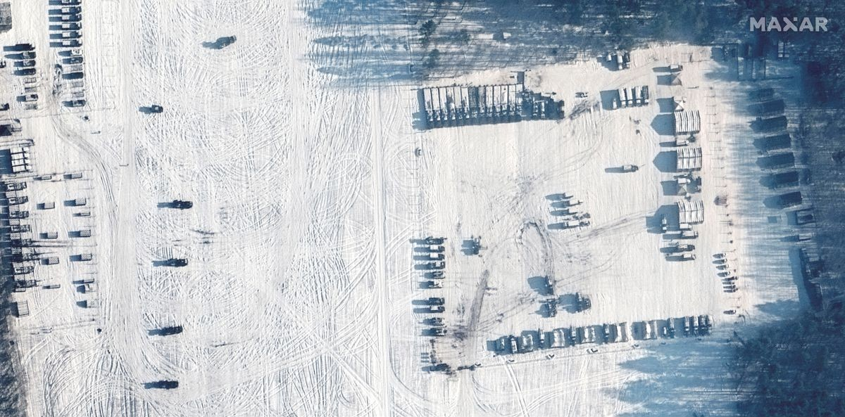 Американская компания Maxar Technologies обнародовала новые спутниковые снимки территории Беларуси, на которых видны скопления войск на границе с Украиной