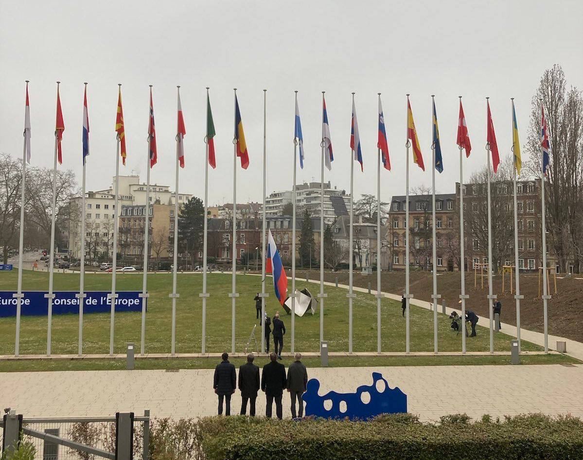 Спуск флага рф у здания Совета Европы