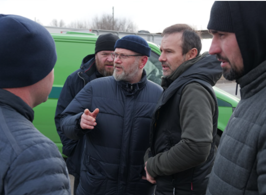 Александр Вилкул рассказывает Святославу Вакарчуку, как бьет по оккупантам