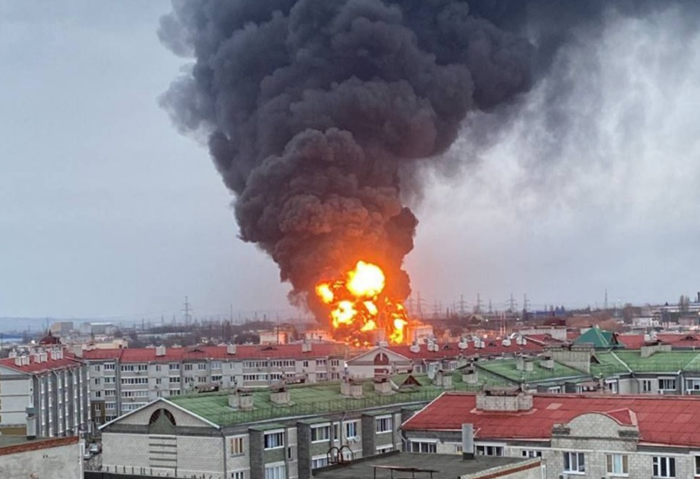 На рассвете 1 апреля загорелась нефтебаза в Белгороде. Российские власти говорят об атаке вертолетов из Украины/Фото: censor.net