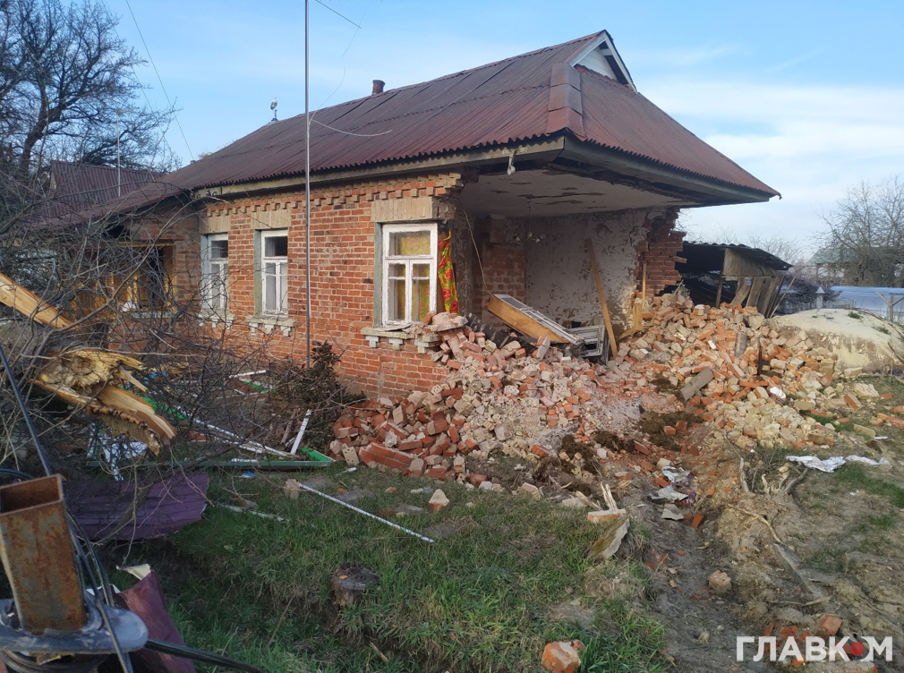 Разрушенный танком дом в деревне