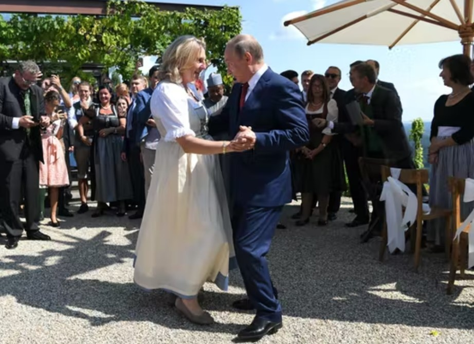 Карин Кнайсль и Путин танцуют на свадьбе/Фото: Bild