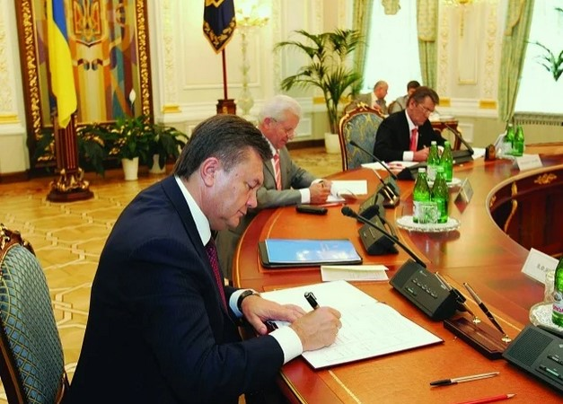 Збереження курсу на членство в НАТО передбачалося «Універсалом національної єдності», однак прем’єр Янукович проігнорував взяті на себе зобов’язання (Фото 4studio.com.ua)