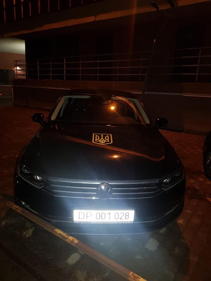 На машинах російського посольства з'явилися герби України