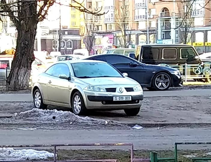 Дипломатичний автомобіль, припаркований з порушенням правил, часто бачать в Оболонському районі Фото: facebook.com/zupynylosia