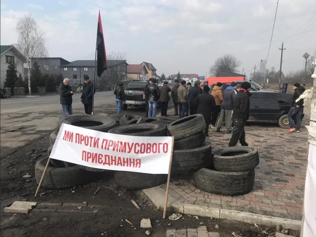 Протестувальники на Закарпатті готуються перекривати трасу. Фото pershij.com.ua