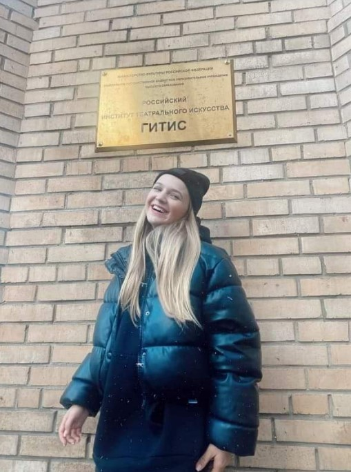 Зараз акторка вчиться в російському театральному інституті