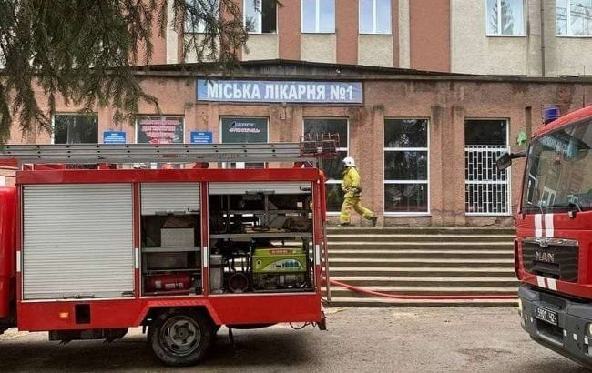 Пожежники на місці пригоди. Фото: Державна служба з надзвичайних ситуацій у Чернівецькій області