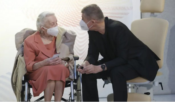 Прем'єр Чехії вакцинувався разом з 95-річною ветеранкою