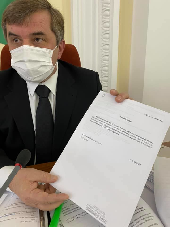 Олександр Новак демонструє документ з електронним підписом Геннадія Кернеса